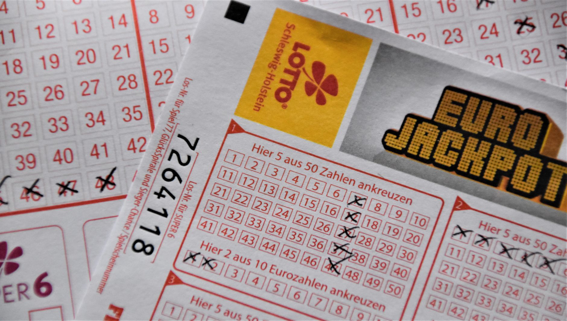 Tickets de loterie et calendrier avec grille de numéros à cocher pour jeux de hasard