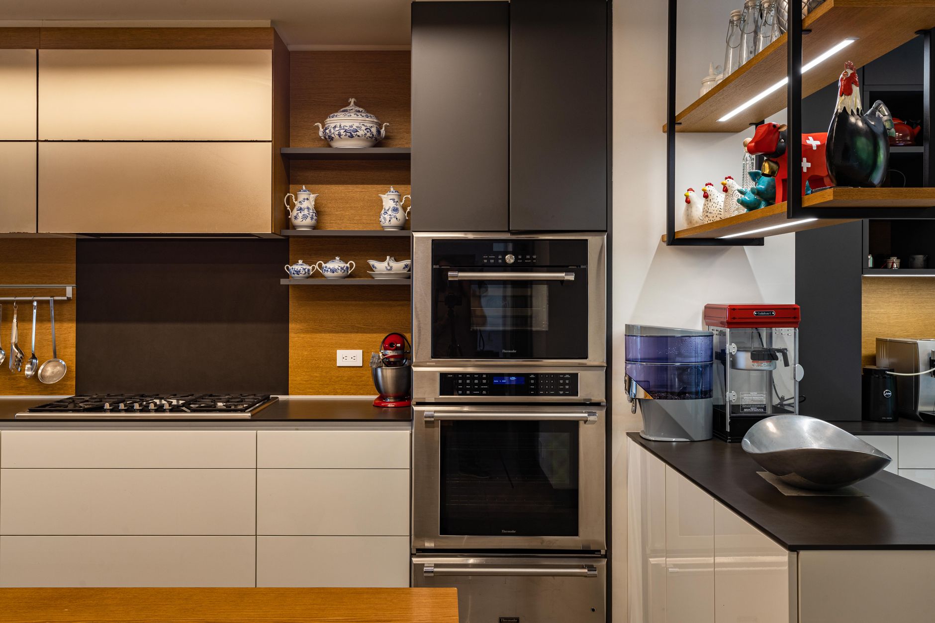 Cuisine moderne avec appareils électroménagers intégrés, étagères en bois et accessoires de décoration