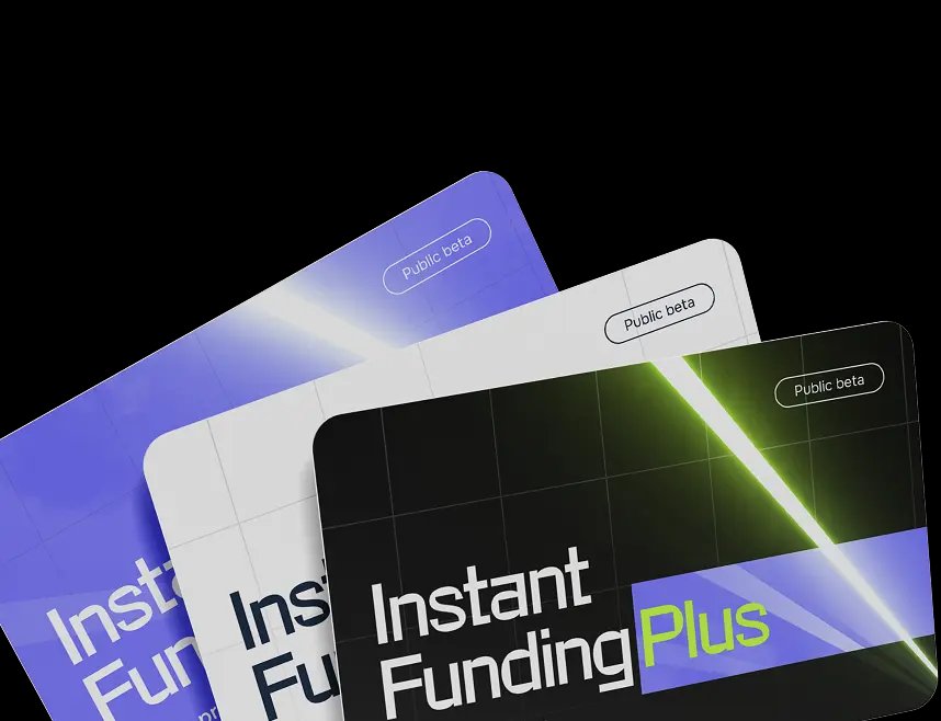 Trois cartes bleue, grise et noire superposées avec texte Instant Funding Plus