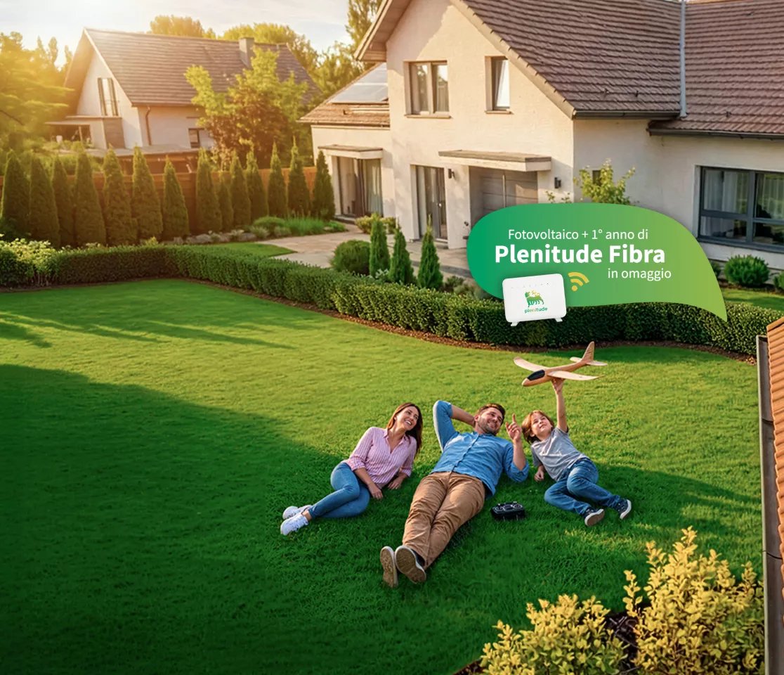 Famiglia che gioca all'aperto in giardino con casa e dispositivo Wi-Fi sullo sfondo