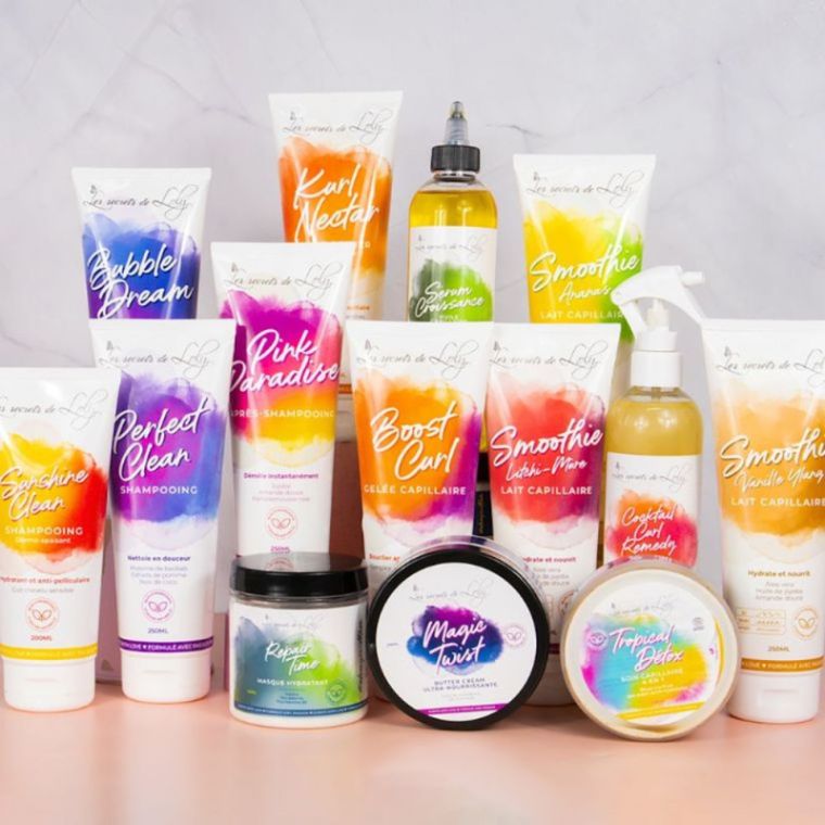 Collection de produits capillaires colorés comprenant shampoings, sérums et masques pour différents types de cheveux