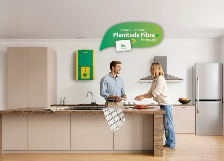 Coppia in cucina moderna con scaldabagno verde e bianco e modem Wi-Fi