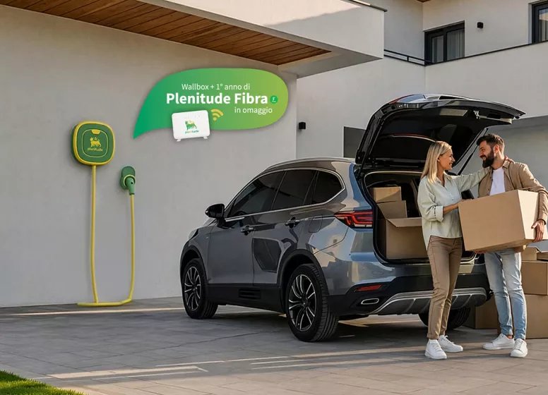 Coppia con scatole accanto a auto elettrica in ricarica presso una stazione di ricarica pubblica
