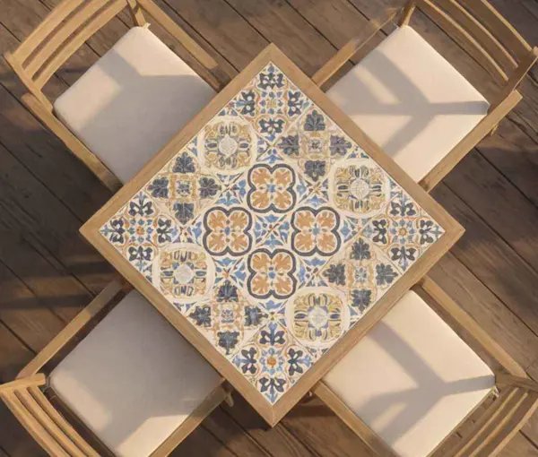 Carreau de céramique blanc et bleu avec motifs géométriques posé sur chaises en bois clair