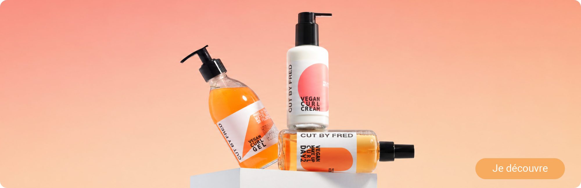 Produits de soin capillaire vegan avec gel, crème et sérum dans des flacons orange