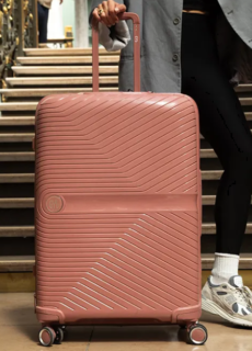 Voyager confortablement commence bien avant d’atteindre l’aéroport ou la gare. La bonne valise doit protéger les effets personnels, se déplacer en douceur dans les terminaux très fréquentés et offrir suffisamment d'organisation pour tout ce qui est nécessaire pendant un voyage. Dans le même temps, les bagages font de plus en plus partie du style personnel du voyageur. GYL Paris rassemble ces priorités avec une collection de valises contemporaines conçues autour de la fonctionnalité, de la durabilité et d'une esthétique distinctive d'inspiration française. Des bagages de cabine compacts aux valises enregistrées plus grandes et aux ensembles coordonnés, GYL propose des options pour les escapades de week-end, les voyages d'affaires et les vacances plus longues. Le site Internet actuel de la marque indique que plus de 500 000 clients voyagent avec ses valises, reflétant la communauté croissante autour de ses collections de bagages.