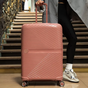 Voyager confortablement commence bien avant d’atteindre l’aéroport ou la gare. La bonne valise doit protéger les effets personnels, se déplacer en douceur dans les terminaux très fréquentés et offrir suffisamment d'organisation pour tout ce qui est nécessaire pendant un voyage. Dans le même temps, les bagages font de plus en plus partie du style personnel du voyageur. GYL Paris rassemble ces priorités avec une collection de valises contemporaines conçues autour de la fonctionnalité, de la durabilité et d'une esthétique distinctive d'inspiration française. Des bagages de cabine compacts aux valises enregistrées plus grandes et aux ensembles coordonnés, GYL propose des options pour les escapades de week-end, les voyages d'affaires et les vacances plus longues. Le site Internet actuel de la marque indique que plus de 500 000 clients voyagent avec ses valises, reflétant la communauté croissante autour de ses collections de bagages.