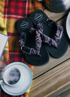 Schuhe spielen eine wichtige Rolle für den Alltagskomfort, den persönlichen Stil und die saisonale Mode. Ob Sie einen Strandurlaub planen, Outdoor-Aktivitäten genießen oder zu Hause entspannen, die Wahl des richtigen Schuhwerks kann die täglichen Erlebnisse angenehmer machen. Der Havaianas Store ist ein beliebtes Einkaufsziel für farbenfrohe Flip-Flops, Freizeitsandalen und Lifestyle-Schuhe, die von der brasilianischen Kultur inspiriert sind. Havaianas ist bekannt für seine unverwechselbaren Gummi-Flip-Flops, lebendigen Designs und seine entspannte Modeidentität und hat sich zu einer international anerkannten Schuhmarke entwickelt. Die Kollektionen kombinieren praktische Alltagsdesigns mit kreativen Farben, modernen Silhouetten und einer fröhlichen, vom Sommer inspirierten Ästhetik.
