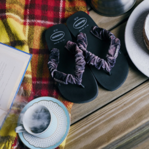 Schuhe spielen eine wichtige Rolle für den Alltagskomfort, den persönlichen Stil und die saisonale Mode. Ob Sie einen Strandurlaub planen, Outdoor-Aktivitäten genießen oder zu Hause entspannen, die Wahl des richtigen Schuhwerks kann die täglichen Erlebnisse angenehmer machen. Der Havaianas Store ist ein beliebtes Einkaufsziel für farbenfrohe Flip-Flops, Freizeitsandalen und Lifestyle-Schuhe, die von der brasilianischen Kultur inspiriert sind. Havaianas ist bekannt für seine unverwechselbaren Gummi-Flip-Flops, lebendigen Designs und seine entspannte Modeidentität und hat sich zu einer international anerkannten Schuhmarke entwickelt. Die Kollektionen kombinieren praktische Alltagsdesigns mit kreativen Farben, modernen Silhouetten und einer fröhlichen, vom Sommer inspirierten Ästhetik.