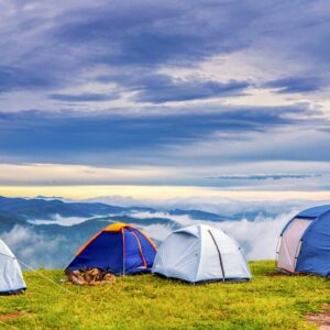 Seit über sechzig Jahren ist ACSI (Auto Camper Service International) der zuverlässige Partner für Camper in ganz Europa. Bekannt für Zuverlässigkeit, geprüfte Campingplatzinformationen und unschlagbare Rabatte, ermöglicht ACSI Reisenden sichere, günstige und komfortable Campingurlaube an über 3.000 Reisezielen. Ob Alpenerkundung oder Entspannung am Mittelmeer – ACSI sorgt für stressfreie und budgetfreundliche Campingabenteuer.