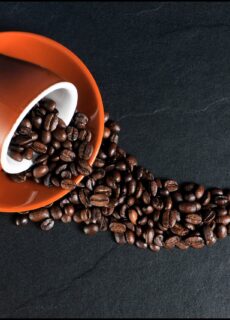 Koffievoordeel.nl is dé plek voor koffieliefhebbers en biedt een uitgebreid assortiment hoogwaardige koffieproducten tegen scherpe prijzen. Of je nu houdt van aromatische koffiebonen, handige capsules of zachtgemalen koffie, deze Nederlandse online winkel biedt met meer dan 400 verschillende koffieopties voor elke smaak wat wils. Met de focus op gemak, waarde en klanttevredenheid werkt Koffievoordeel.nl samen met topmerken zoals Illy, Lavazza en Douwe Egberts om een gevarieerd aanbod te bieden dat bij elke smaak past. Bovendien maakt Koffievoordeel.nl het met functies zoals snelle bezorging, persoonlijke koffieaanbevelingen en exclusieve kortingen makkelijker dan ooit om vanuit je luie stoel te genieten van je perfecte kopje koffie.