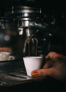 Konesso na nowo definiuje doświadczenie kawy w Polsce, łącząc jakość, kunszt i pasję w każdym oferowanym produkcie. To, co zaczęło się jako zaufane miejsce dla miłośników kawy premium, rozwinęło się w kompletny ekosystem dla miłośników kawy, łącząc ziarna, sprzęt do parzenia i akcesoria w jedno płynne doświadczenie zakupowe. Niezależnie od tego, czy chodzi o profesjonalnych baristów, czy o osoby zajmujące się parzeniem kawy w domu, starannie dobrana gama produktów Konesso gwarantuje, że każda filiżanka opowiada historię precyzji i smaku.