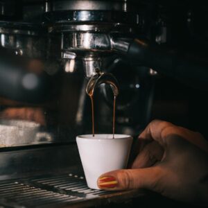 Konesso na nowo definiuje doświadczenie kawy w Polsce, łącząc jakość, kunszt i pasję w każdym oferowanym produkcie. To, co zaczęło się jako zaufane miejsce dla miłośników kawy premium, rozwinęło się w kompletny ekosystem dla miłośników kawy, łącząc ziarna, sprzęt do parzenia i akcesoria w jedno płynne doświadczenie zakupowe. Niezależnie od tego, czy chodzi o profesjonalnych baristów, czy o osoby zajmujące się parzeniem kawy w domu, starannie dobrana gama produktów Konesso gwarantuje, że każda filiżanka opowiada historię precyzji i smaku.