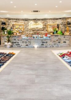 La moda italiana è da sempre sinonimo di artigianalità, qualità e bellezza senza tempo. Calzature Ginevra incarna questo spirito con un approccio che unisce tradizione, accessibilità e design moderno. Da decenni, è un punto di riferimento per chi apprezza scarpe, borse e accessori di pregio, realizzati con cura e offerti a prezzi eccezionali. Ogni collezione celebra la passione italiana per la moda, dove l'eleganza non è solo sinonimo di lusso, ma anche di come ogni capo fa sentire chi lo indossa.
