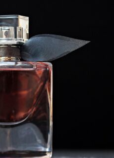 Dla wielu zapach to coś więcej niż tylko aromat – to pamięć, osobowość i ekspresja zamknięte w jednym rozpyleniu. Jednak w sytuacji, gdy perfumy designerskie często są poza zasięgiem cenowym, Parisian Perfumes oferuje orzeźwiającą alternatywę. Ta polska marka zyskała lojalną klientelę, oferując niezwykle zbliżone do luksusowych perfum zapachy, a jednocześnie wysoką jakość i uczciwe ceny. Dzięki tysiącom pozytywnych recenzji i stale poszerzającej się ofercie inspirowanych zapachami, Parisian Perfumes sprawia, że ​​luksusowe zapachy stają się bardziej dostępne dla każdego.