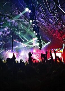 Pour de nombreux fans en France, la découverte d'un concert ou d'un événement culturel commence souvent par une consultation nocturne des programmes. Entre la recherche de pass pour festivals et de premières théâtrales, See Tickets France s'impose comme bien plus qu'une simple plateforme de billetterie. Elle se positionne comme un véritable carrefour du spectacle vivant, reliant les spectateurs à des concerts, festivals, événements sportifs et spectacles d'humour dans tout le pays. Face à l'évolution du paysage culturel français, des plateformes comme  redéfinissent la manière dont les fans découvrent, comparent et achètent leurs billets en ligne. Cet article explore les atouts de la plateforme sur un marché de la billetterie concurrentiel et son accompagnement des spectateurs et des organisateurs.