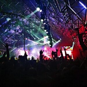 Pour de nombreux fans en France, la découverte d'un concert ou d'un événement culturel commence souvent par une consultation nocturne des programmes. Entre la recherche de pass pour festivals et de premières théâtrales, See Tickets France s'impose comme bien plus qu'une simple plateforme de billetterie. Elle se positionne comme un véritable carrefour du spectacle vivant, reliant les spectateurs à des concerts, festivals, événements sportifs et spectacles d'humour dans tout le pays. Face à l'évolution du paysage culturel français, des plateformes comme  redéfinissent la manière dont les fans découvrent, comparent et achètent leurs billets en ligne. Cet article explore les atouts de la plateforme sur un marché de la billetterie concurrentiel et son accompagnement des spectateurs et des organisateurs.