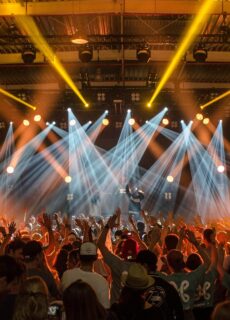 Planifier une sortie en soirée suit un rituel bien connu : un fan apprend l’annonce d’une tournée, ouvre son navigateur et se lance à la recherche de billets officiels avant qu’ils ne soient tous vendus. Dans ce court laps de temps entre l’excitation et l’achat, la plateforme de billetterie est cruciale. Elle influence non seulement la fluidité de l’achat, mais aussi la qualité de l’expérience, de la découverte des billets à l’entrée. , la marque propose des concerts, des festivals, des événements sportifs, des pièces de théâtre et des manifestations culturelles dans le monde entier. Cet article examine comment See Tickets enrichit l’expérience des événements en direct, tant pour les fans que pour les organisateurs.