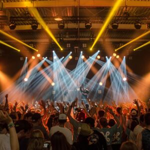 Planifier une sortie en soirée suit un rituel bien connu : un fan apprend l’annonce d’une tournée, ouvre son navigateur et se lance à la recherche de billets officiels avant qu’ils ne soient tous vendus. Dans ce court laps de temps entre l’excitation et l’achat, la plateforme de billetterie est cruciale. Elle influence non seulement la fluidité de l’achat, mais aussi la qualité de l’expérience, de la découverte des billets à l’entrée. , la marque propose des concerts, des festivals, des événements sportifs, des pièces de théâtre et des manifestations culturelles dans le monde entier. Cet article examine comment See Tickets enrichit l’expérience des événements en direct, tant pour les fans que pour les organisateurs.
