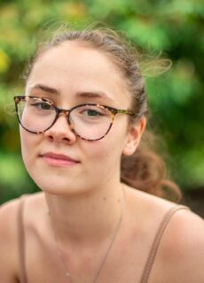 Vision Express stał się zaufaną marką w Polsce, łącząc profesjonalną opiekę okulistyczną z szerokim wyborem stylowych okularów, stając się miejscem, w którym klienci cenią zarówno zdrowie, jak i modę. Dzięki badaniu wzroku w salonie, profesjonalnemu doborowi soczewek kontaktowych oraz szerokiej gamie okularów korekcyjnych i przeciwsłonecznych wiodących światowych marek, firma gwarantuje, że każdy klient znajdzie rozwiązanie dopasowane do swoich potrzeb. Łącząc wiedzę medyczną z przystępnymi promocjami i wysokiej jakości produktami, Vision Express oferuje kompleksową opiekę okulistyczną, a także nowoczesne, modne rozwiązania.
