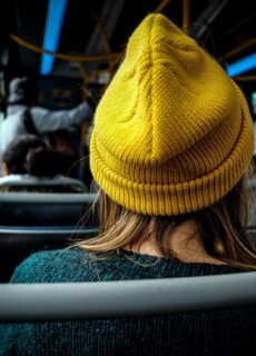 Das Deutschlandticket hat die Mobilität in Deutschland verändert und bietet eine erschwingliche, digitale und flexible Möglichkeit, das ganze Land zu erkunden. Es vereinfacht Pendler und Freizeitreisende gleichermaßen und beseitigt die Komplexität regionaler Tarifsysteme mit einem bundesweiten Ticket. Für nur 58 € pro Monat erhalten Reisende unbegrenzten Zugang zum Nah- und Regionalverkehr und können so nahtlos von Hamburg nach München mobil sein. Das Deutschlandticket ist nicht nur praktisch, sondern spiegelt auch Deutschlands Engagement für einen nachhaltigen öffentlichen Nahverkehr wider und bietet eine umweltfreundlichere und intelligentere Alternative zum Auto. Ob tägliche Fahrt zur Arbeit oder spontaner Wochenendausflug – mit diesem Ticket können alle freier reisen.