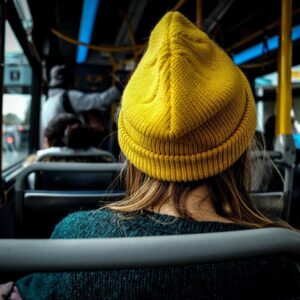 Das Deutschlandticket hat die Mobilität in Deutschland verändert und bietet eine erschwingliche, digitale und flexible Möglichkeit, das ganze Land zu erkunden. Es vereinfacht Pendler und Freizeitreisende gleichermaßen und beseitigt die Komplexität regionaler Tarifsysteme mit einem bundesweiten Ticket. Für nur 58 € pro Monat erhalten Reisende unbegrenzten Zugang zum Nah- und Regionalverkehr und können so nahtlos von Hamburg nach München mobil sein. Das Deutschlandticket ist nicht nur praktisch, sondern spiegelt auch Deutschlands Engagement für einen nachhaltigen öffentlichen Nahverkehr wider und bietet eine umweltfreundlichere und intelligentere Alternative zum Auto. Ob tägliche Fahrt zur Arbeit oder spontaner Wochenendausflug – mit diesem Ticket können alle freier reisen.