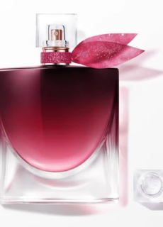 Le monde de la beauté de luxe est de plus en plus axé sur la découverte. Les clients ne recherchent pas simplement un parfum familier ou un produit de soin de la peau de tous les jours ; beaucoup veulent des parfums distinctifs, des maisons prestigieuses, des essentiels de beauté soigneusement sélectionnés et des produits plus personnels. OLARA France, disponible sur Olara.fr, rassemble ces expériences à travers une élégante destination en ligne dédiée au parfum, à la beauté et au lifestyle. Avec des départements couvrant les parfums, les soins du visage, le corps et le bain, la maison, les cheveux, le maquillage, les coffrets cadeaux et les recharges de parfums, OLARA offre bien plus qu'un catalogue de parfums traditionnel. Sa sélection associe des noms de luxe reconnus à des maisons de parfums de niche, tandis que des collections dédiées telles que The Niche List créent des opportunités supplémentaires de découvrir quelque chose de moins conventionnel.